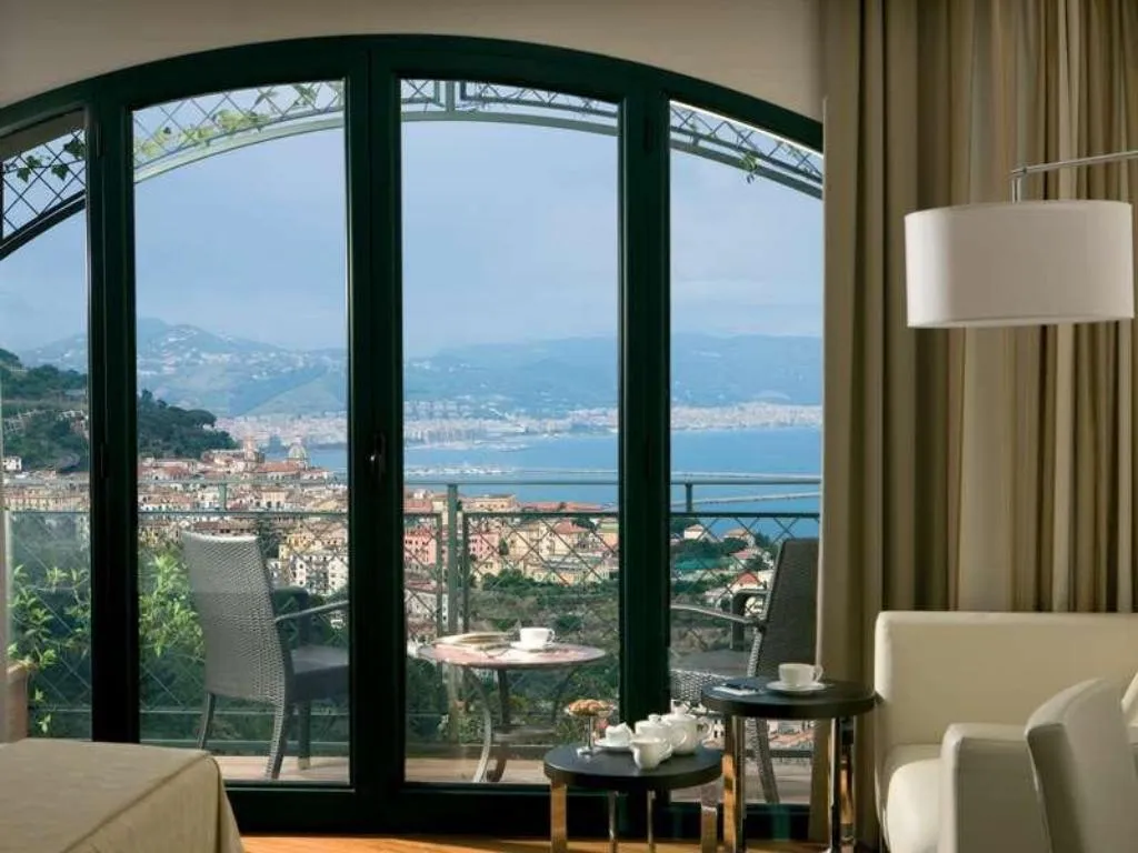 Room, Raito, Naples