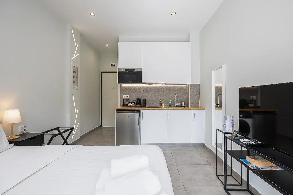 DOUBLE SUPERIOR WITH BALCONY Room, Omnia Pagrati Apartments, Athens