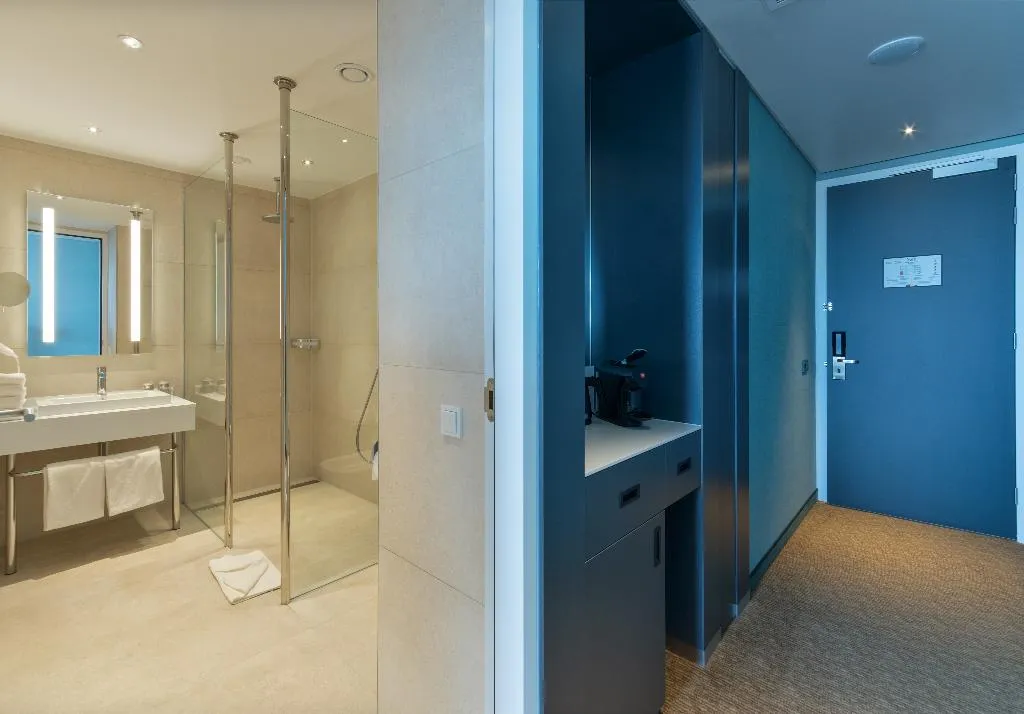 DOUBLE DELUXE Room, Van der Valk Hotel Schiphol, Amsterdam