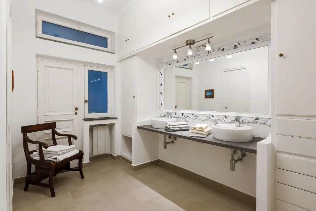 Room, Villa Gallone, Naples