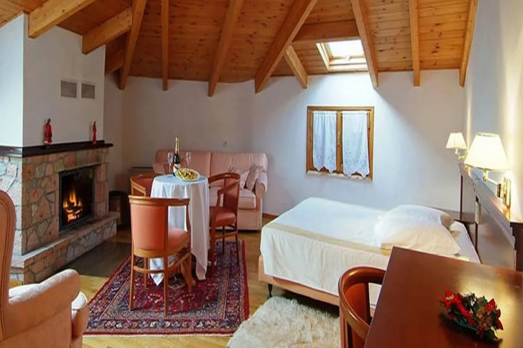Room, King Iniohos, Athens