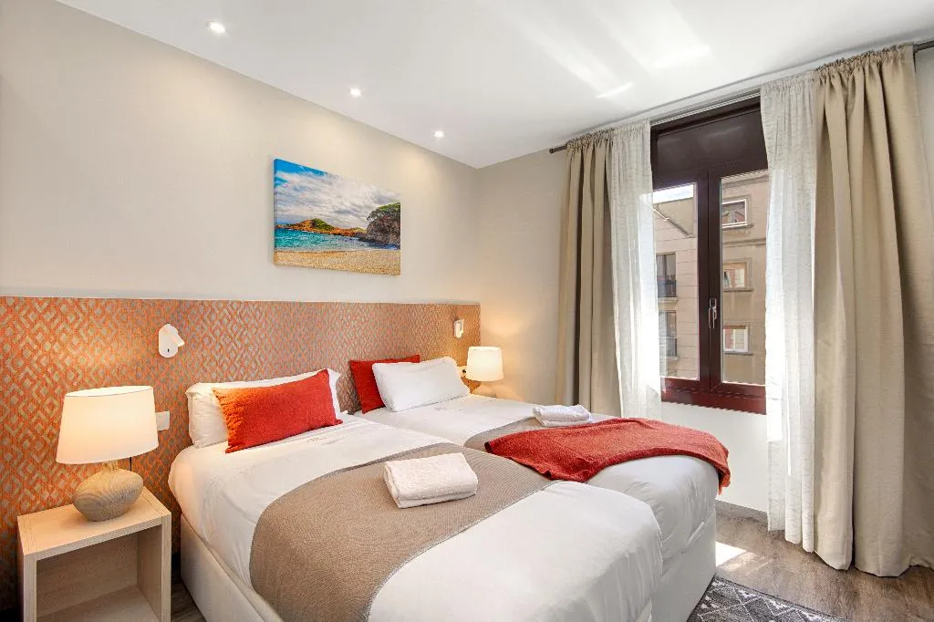 APARTMENT FOUR BEDROOMS Room, Mercedes Heritage Apartments, Barcelona