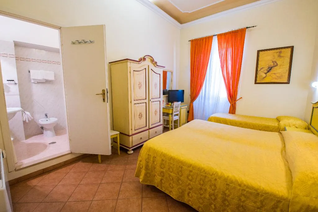 TRIPLE STANDARD Room, Vasari Palace, Florence