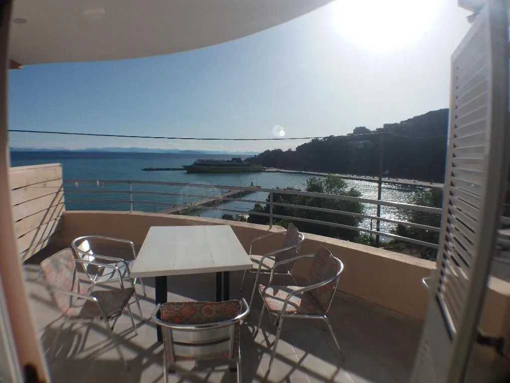 APARTMENT CAPACITY 5 Room, Harbour View, Kalamata