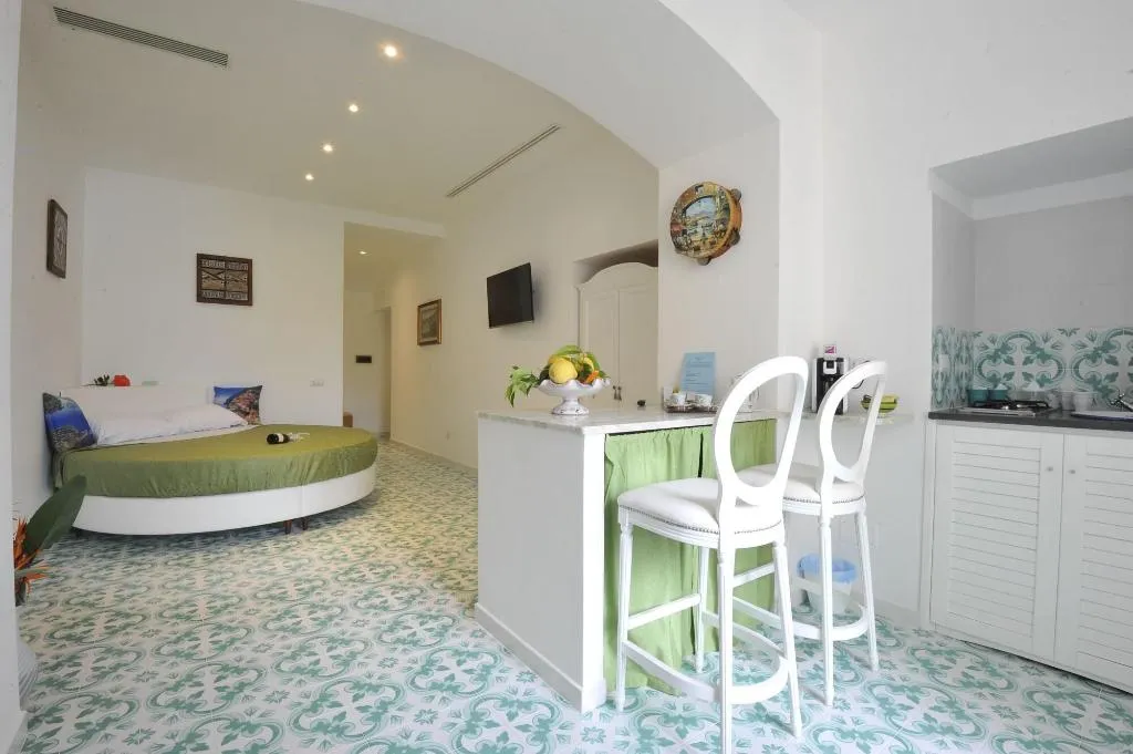 Room, Surriento Suites, Naples
