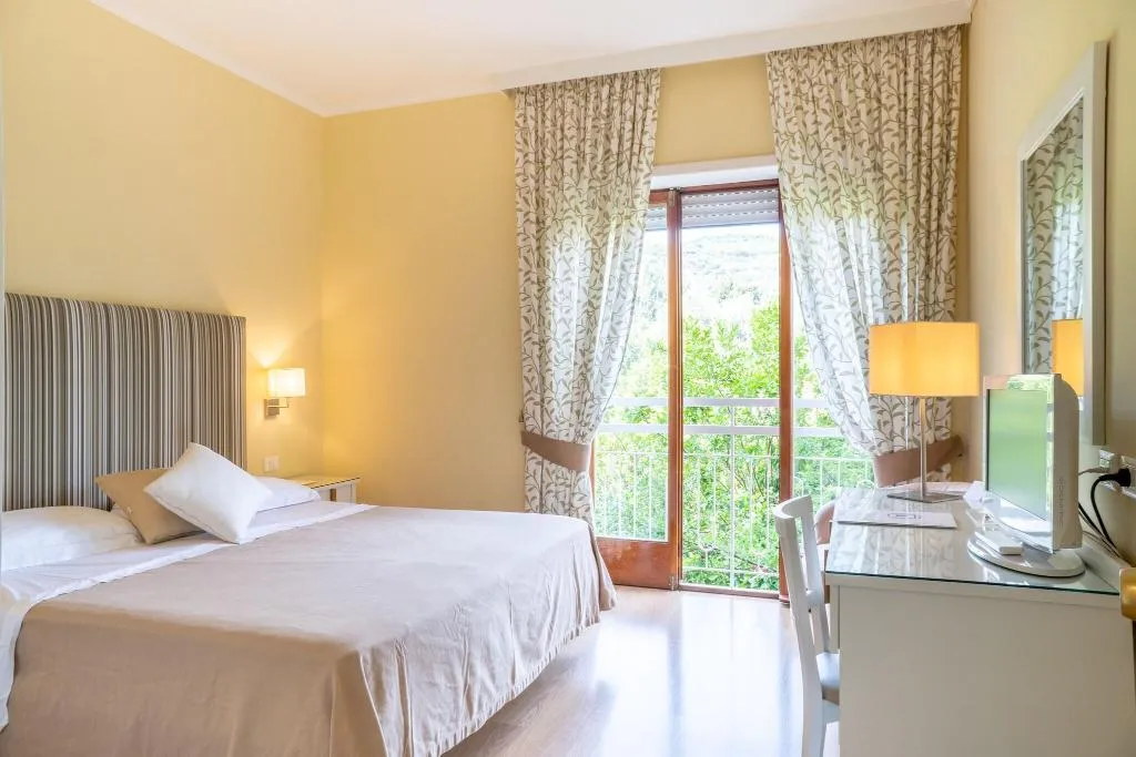 Double or Twin GARDEN VIEW Room, Hotel Regina Sorrento, Naples