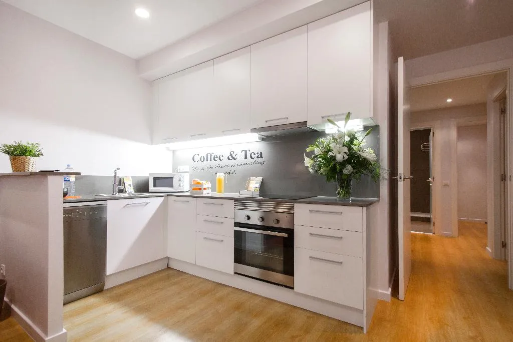 APARTMENT CAPACITY 4 THREE BEDROOM Room, Dailyflats Barcelona Center, Barcelona