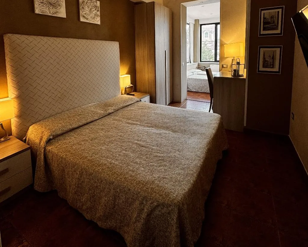 QUADRUPLE STANDARD Room, Alinari, Florence