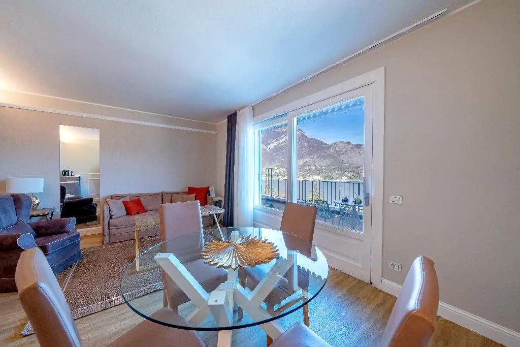 SUITE SUPERIOR LAKE VIEW Room, Hotel Borgo Le Terrazze, Milan