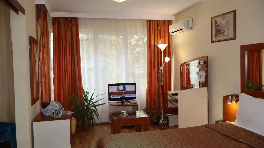 FAMILY ROOM CAPACITY 3 Room, Palitra, Varna