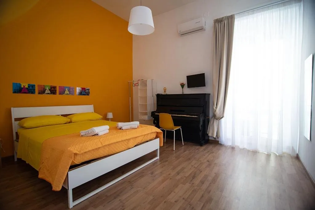 Room, B&B Tarumbò, Naples