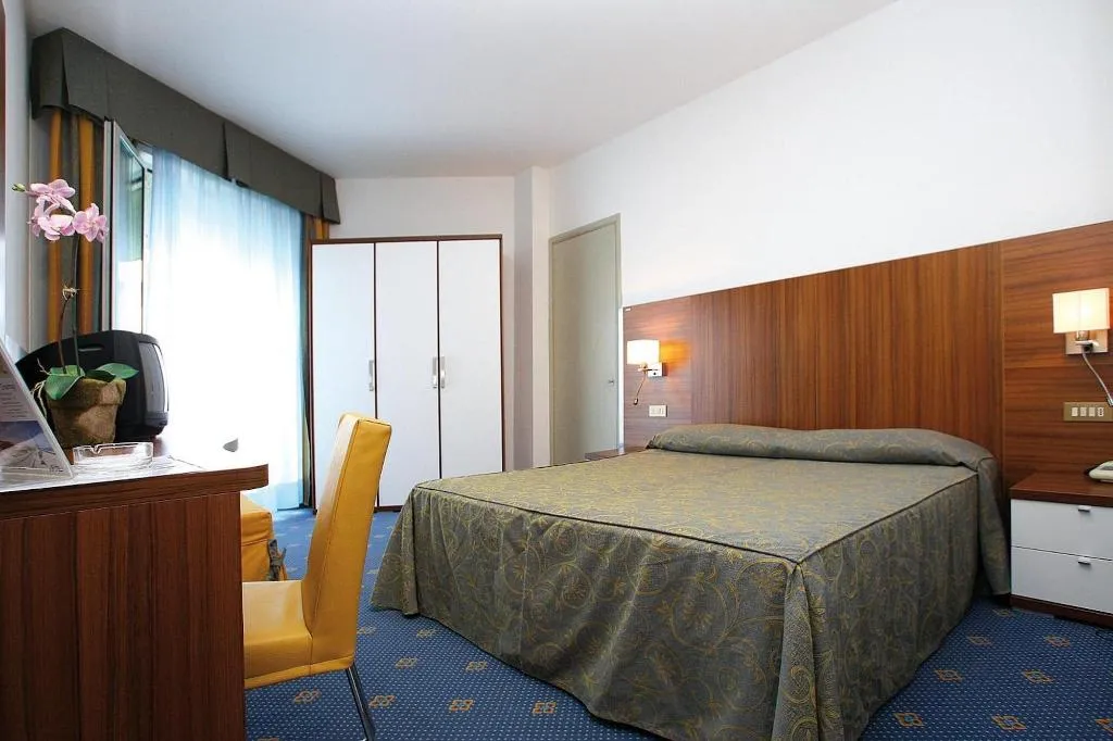 Room, Touring, Venice