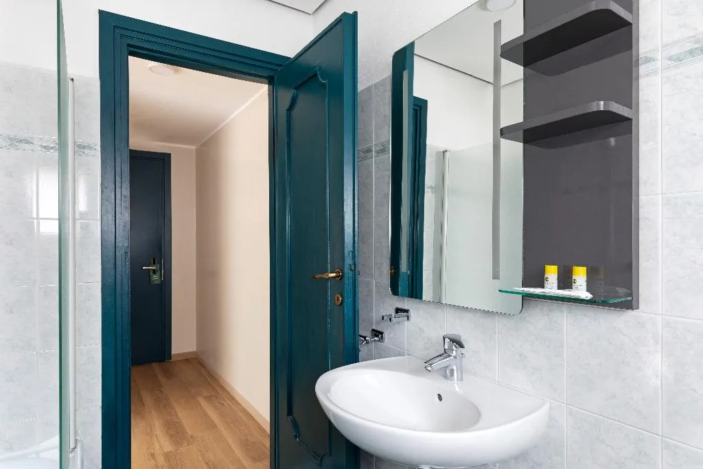 TWIN STANDARD Room, B&B Hotel Como City Center, Milan