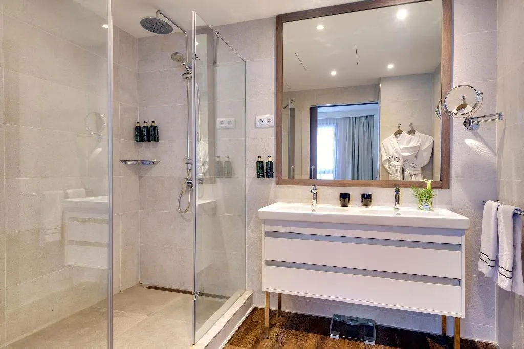 JUNIOR SUITE STANDARD Room, Melia Madrid Serrano, Madrid
