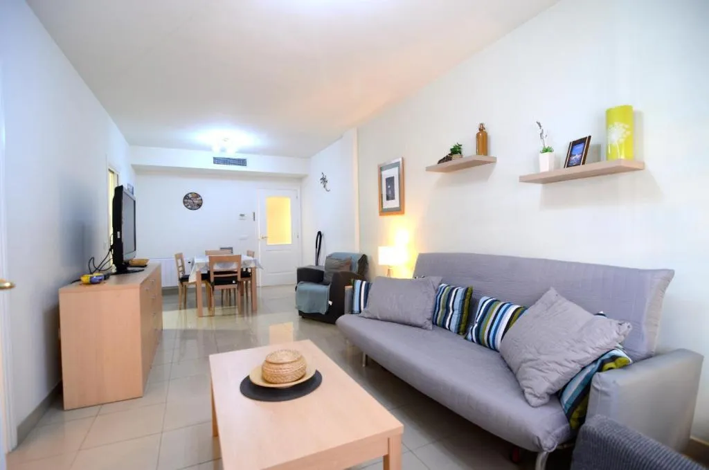 APARTMENT CAPACITY 6 TWO BEDROOMS Room, Mestral, Costa Brava