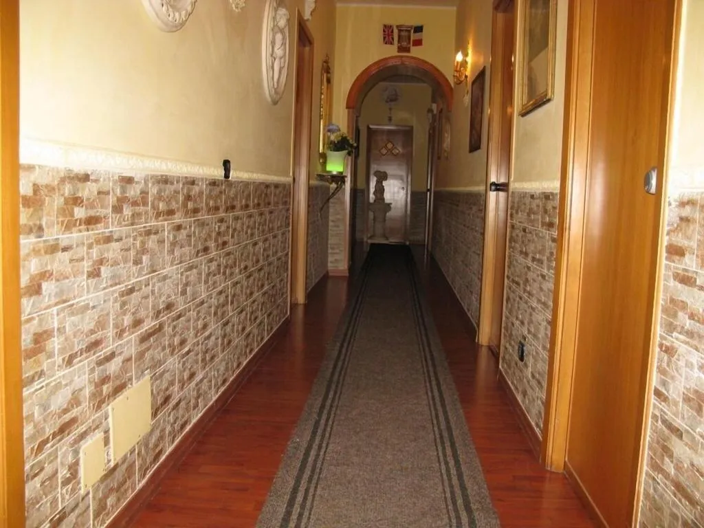 Lobby, Iris, Naples