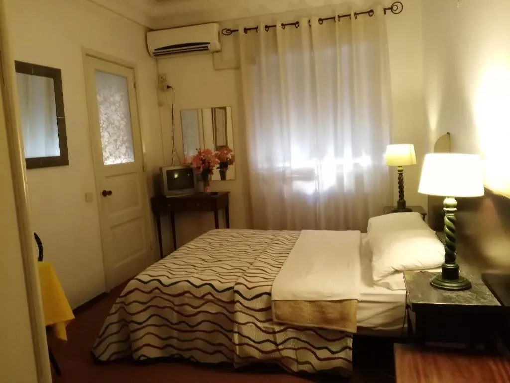 Room, A Ponte, Lisbon