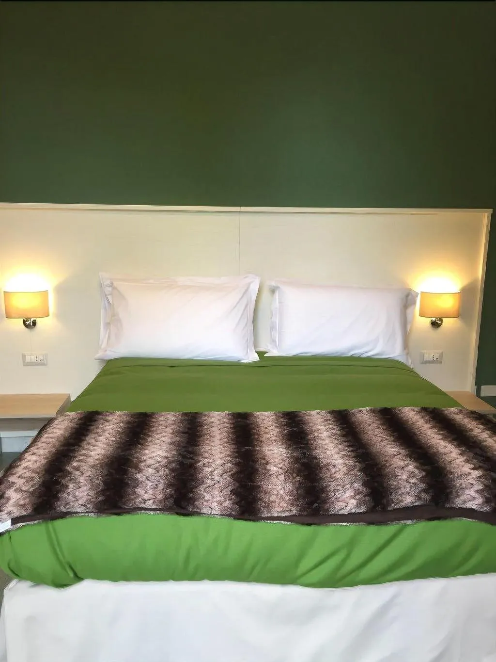 Room, B&B Napolimilionaria, Naples