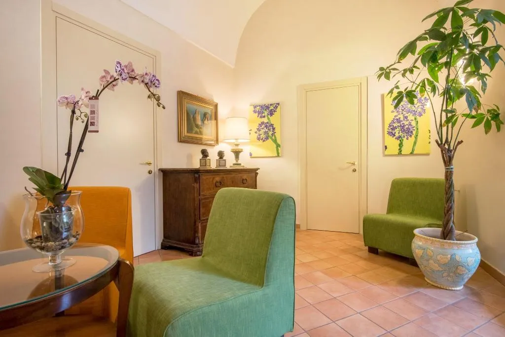 Lobby, Tourist, Naples