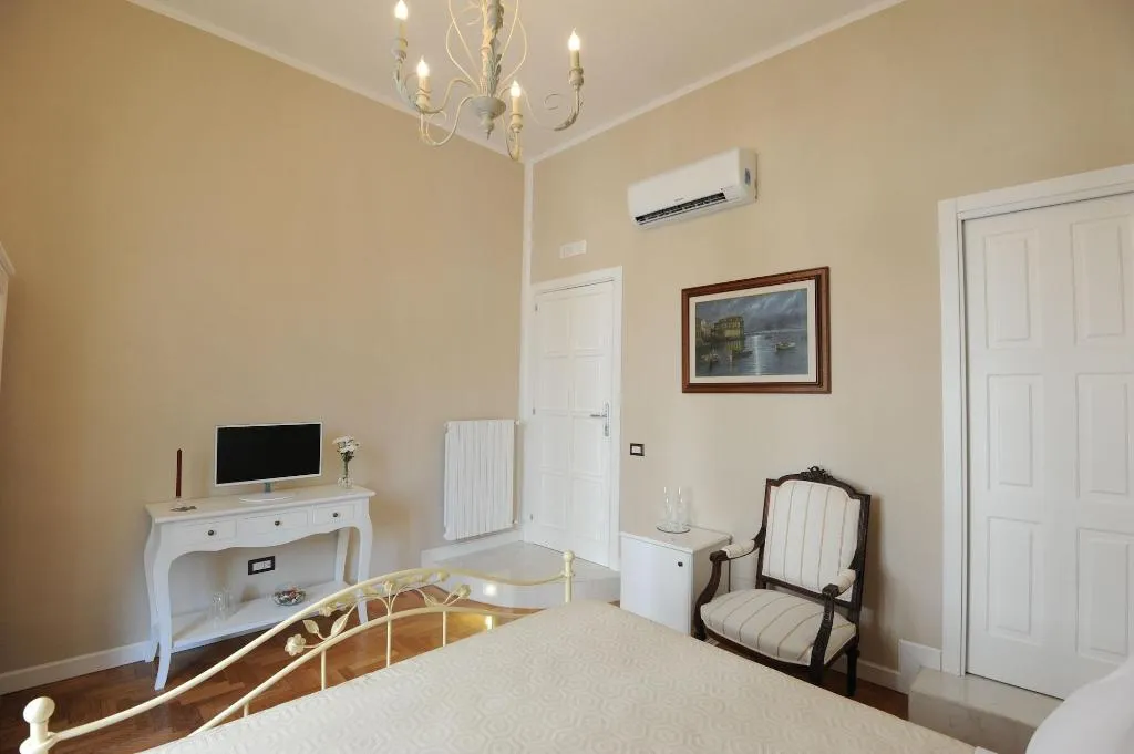Room, Residenza Borbonica, Naples