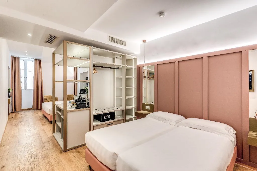 QUADRUPLE PREMIUM Room, Relais Trevi 95 Boutique Hotel, Rome
