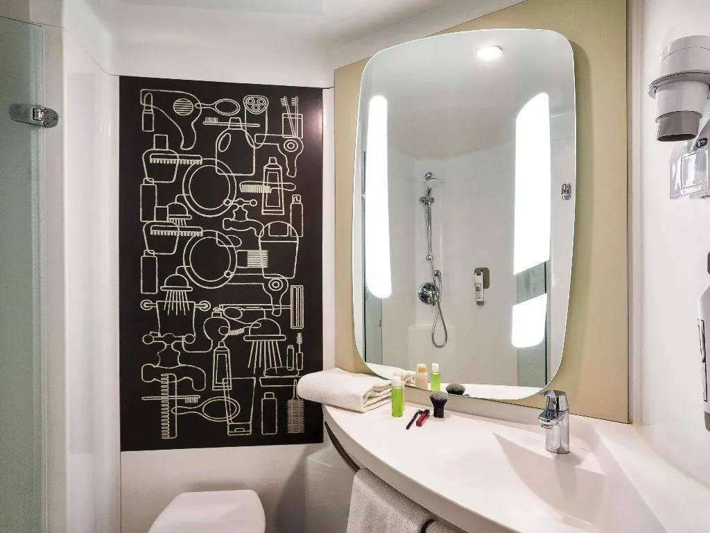 DOUBLE WITH DOUBLE BED Room, ibis Barcelona Meridiana, Barcelona