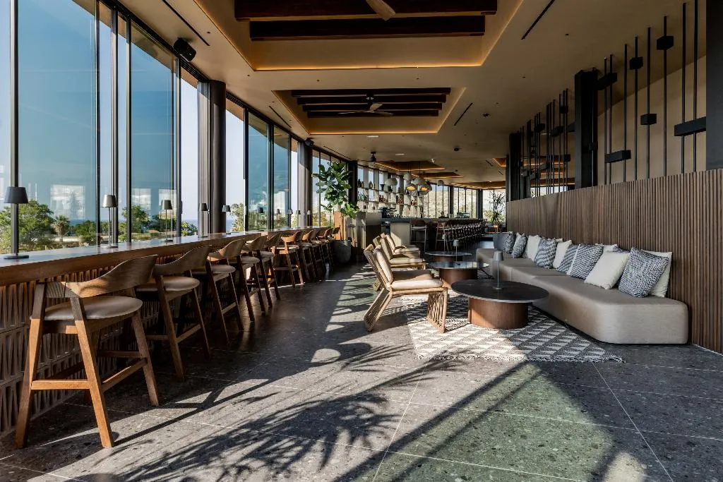 Lobby, Pnoe Breathing Life, Crete