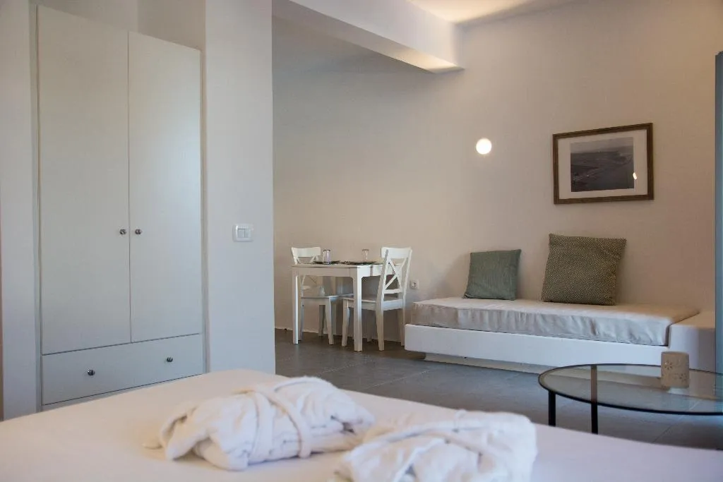 SUITE WITH PRIVATE POOL Room, Amphitrite Suites Santorini, Santorini
