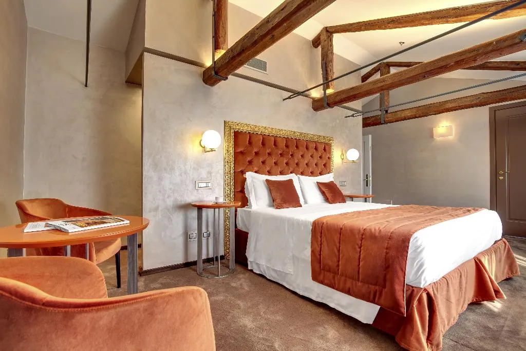 JUNIOR SUITE STANDARD Room, Dona Palace, Venice