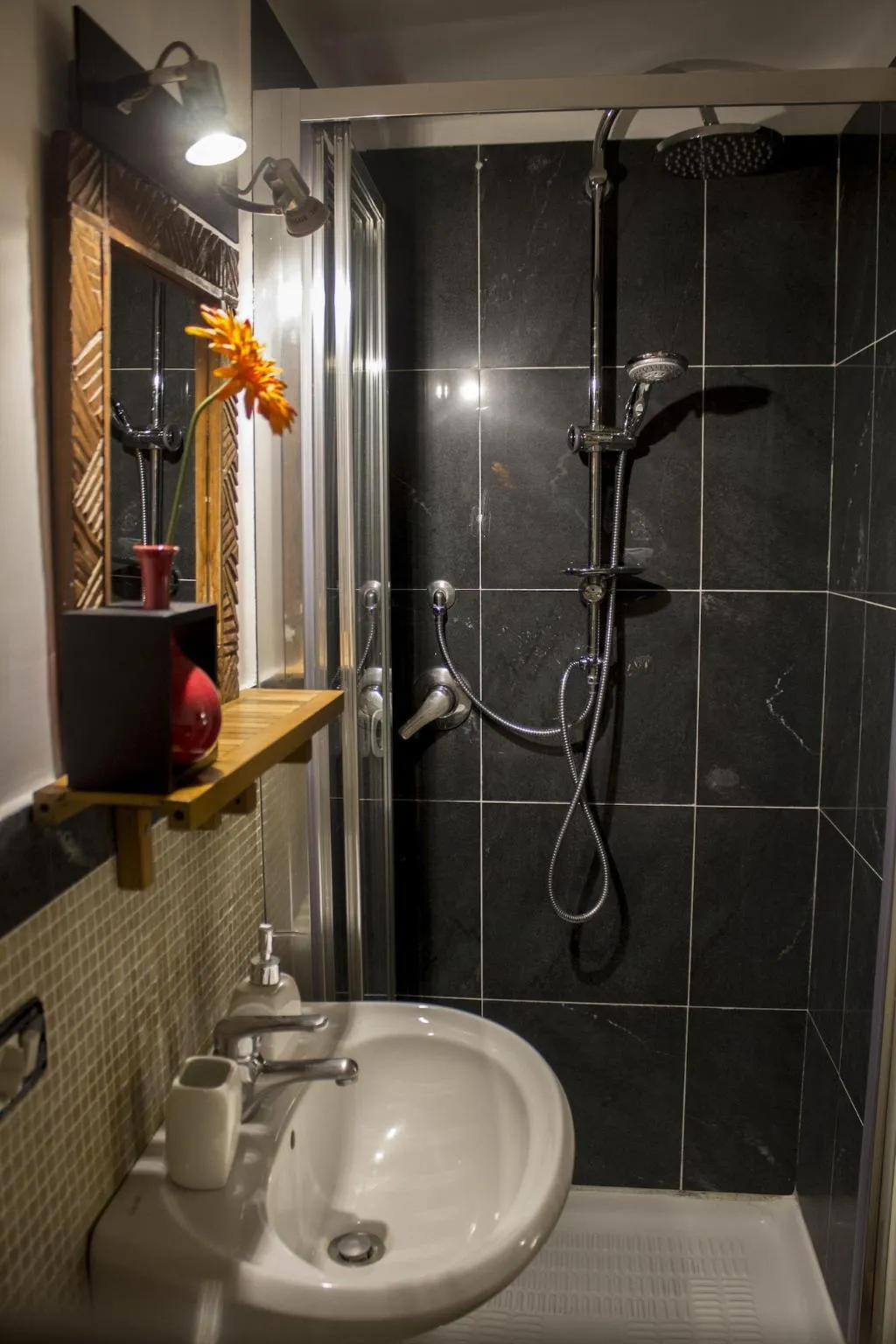 Room, Sui Tetti Di Napoli, Naples