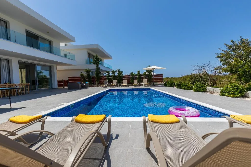 VILLA FIVE BEDROOMS WITH MORE THAN THREE BATHROOMS Room, Sea Point Villas, Cyprus