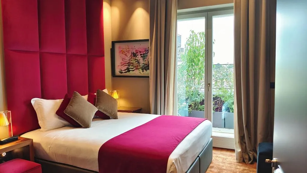 DOUBLE QUEEN SIZE BED Room, Triviho, Rome