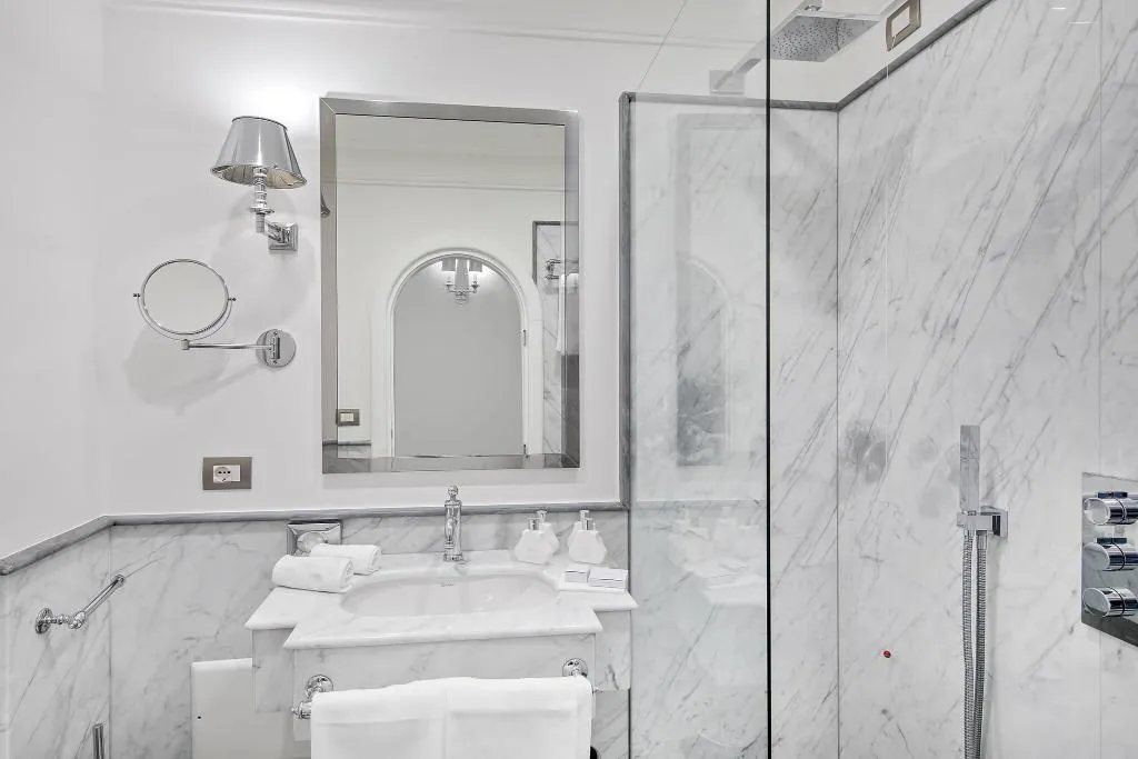 DOUBLE CLASSIC KING BED Room, Villa Franca, Naples