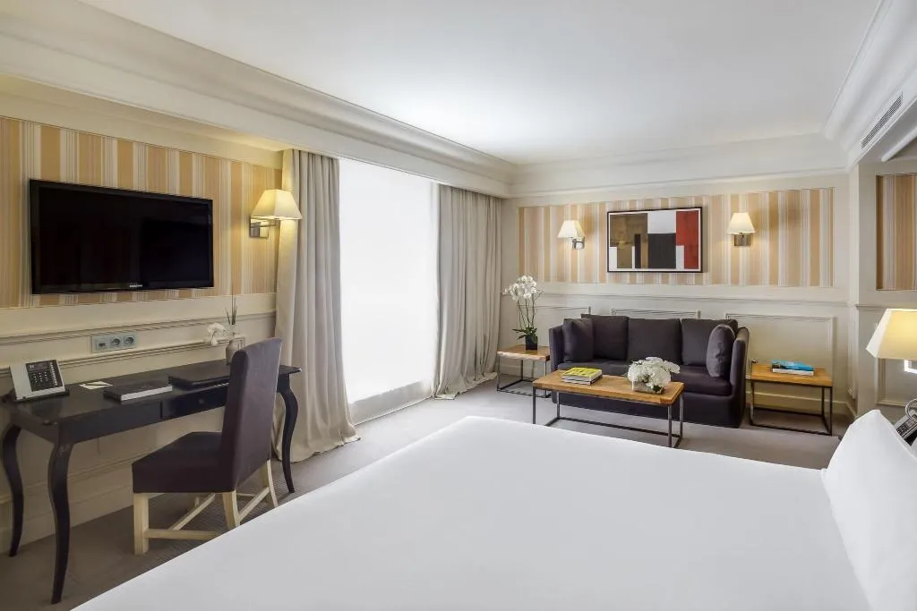 JUNIOR SUITE CITY VIEW KING BED Room, Majestic Hotel & Spa Barcelona, Barcelona