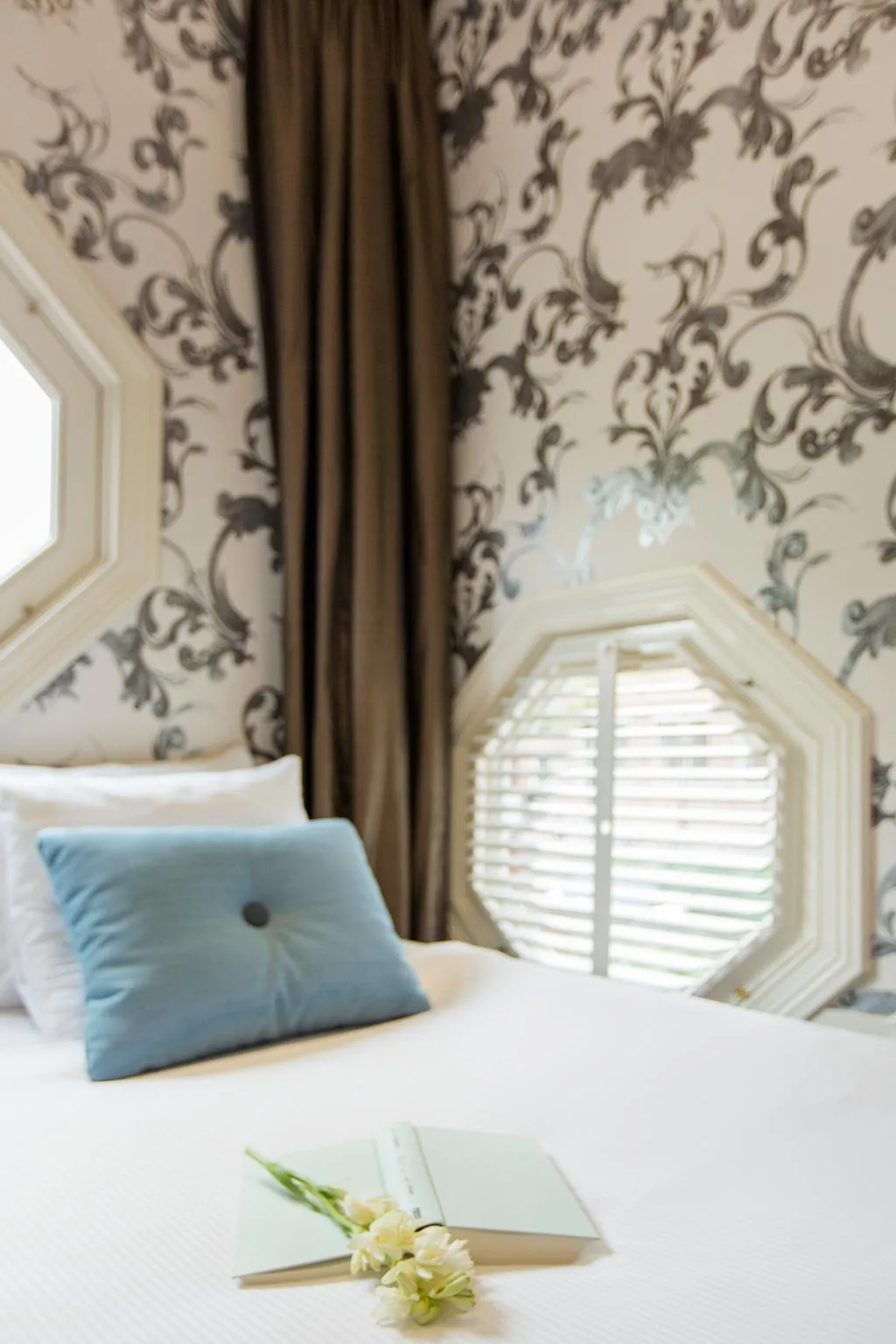 DOUBLE CANAL VIEW Room, Amsterdam Canal Hotel, Amsterdam