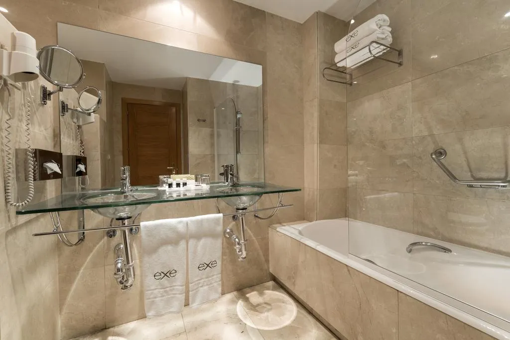 QUADRUPLE STANDARD Room, Exe Gran Hotel Almenar, Madrid