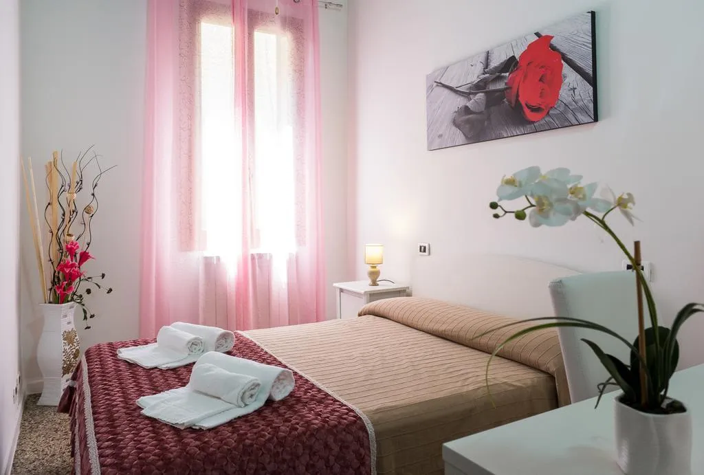 Double or Twin ECONOMY WITH SHARED BATHROOM Room, Backpackers house venice, Venice