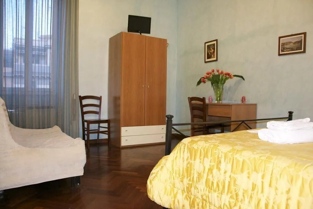 Room, B&B Desiderio di Roma, Naples