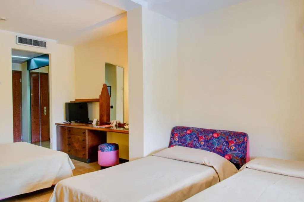 QUADRUPLE DELUXE Room, Caesar Palace, Catania