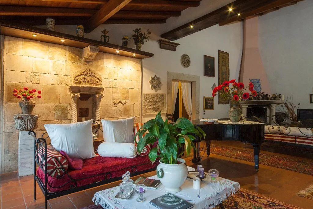 Lobby, Villa dei Papiri, Catania