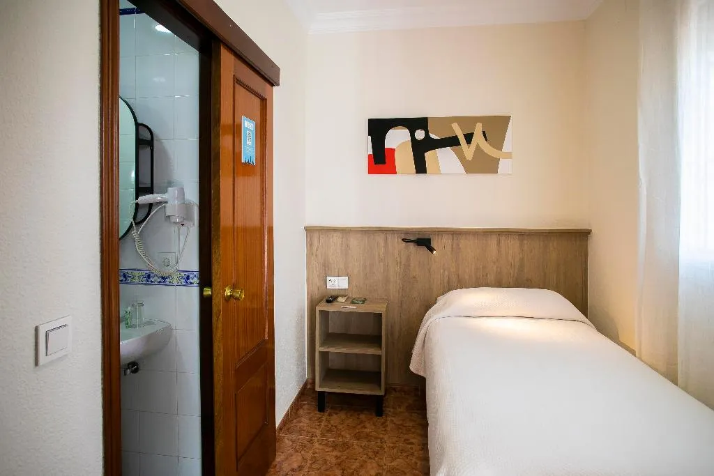 DOUBLE SINGLE USE WITH DOUBLE BED Room, Pensión dulces sueños, Seville