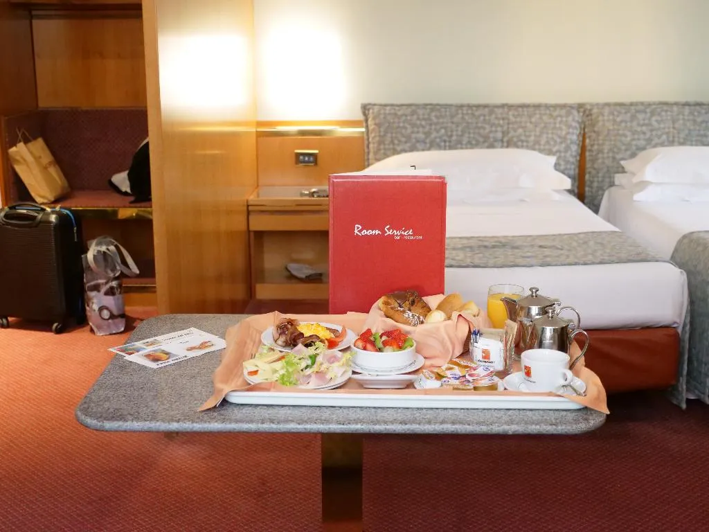 TWIN DELUXE WITH VIEWS Room, Hotel Michelangelo Milan, Milan