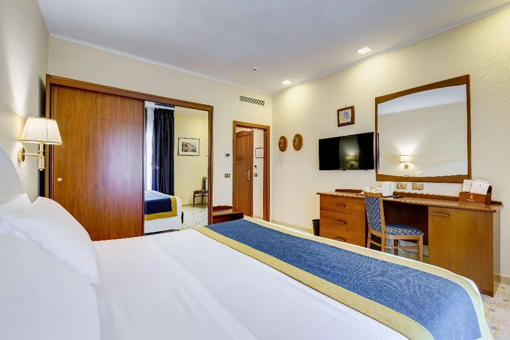 DOUBLE CLASSIC QUEEN BED Room, Best Western Hotel La Solara, Naples