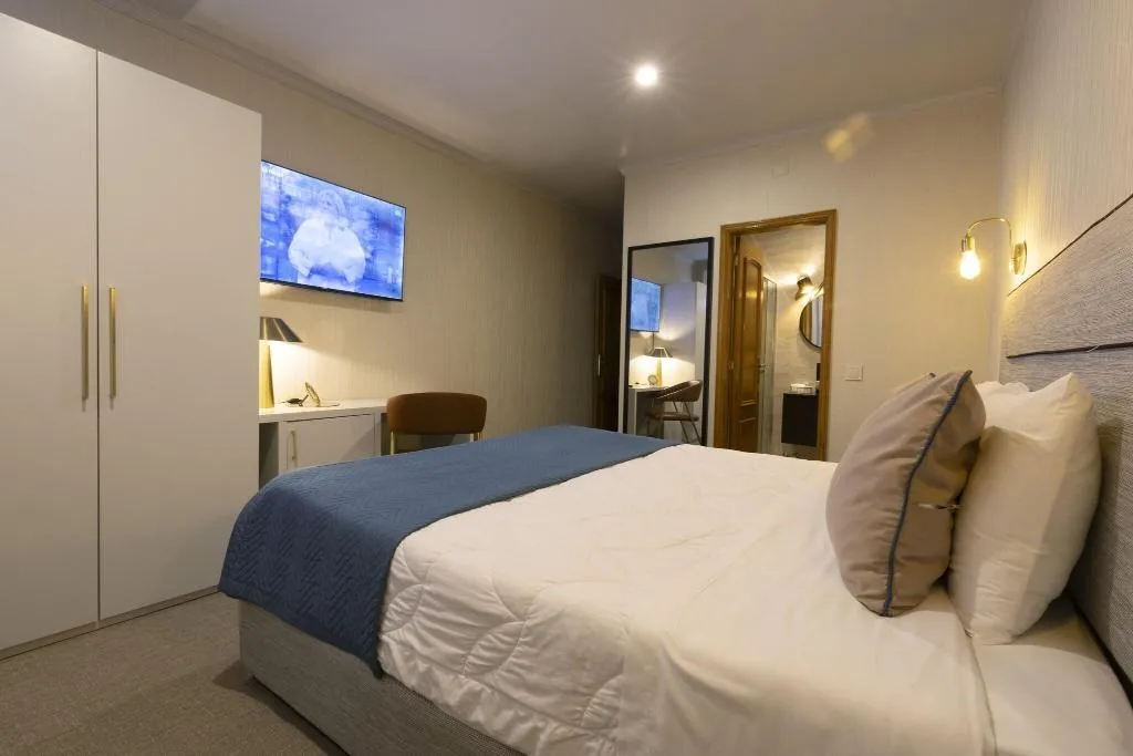 Double or Twin WITH DOUBLE BED Room, America, Porto