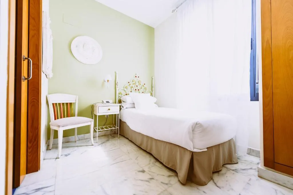 SINGLE STANDARD Room, Basic  Hotel Doña Manuela, Seville