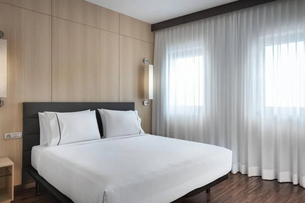 DOUBLE KING SIZE BED Room, AC Milano, Milan