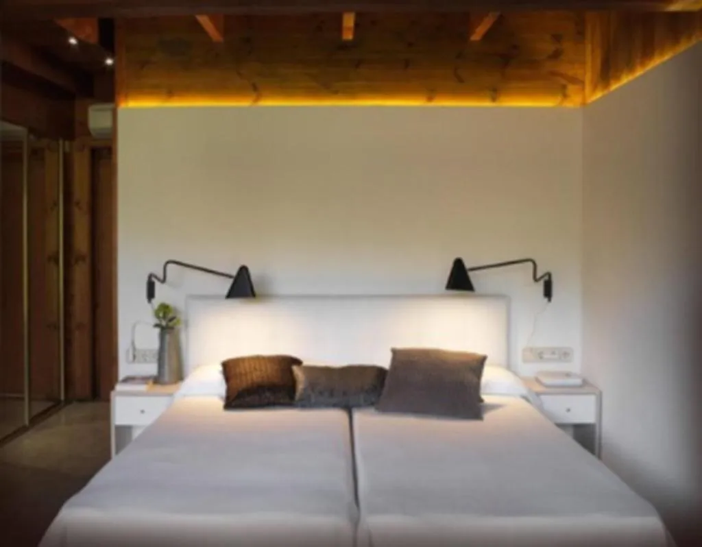 Room, Mont-Sant, Valencia