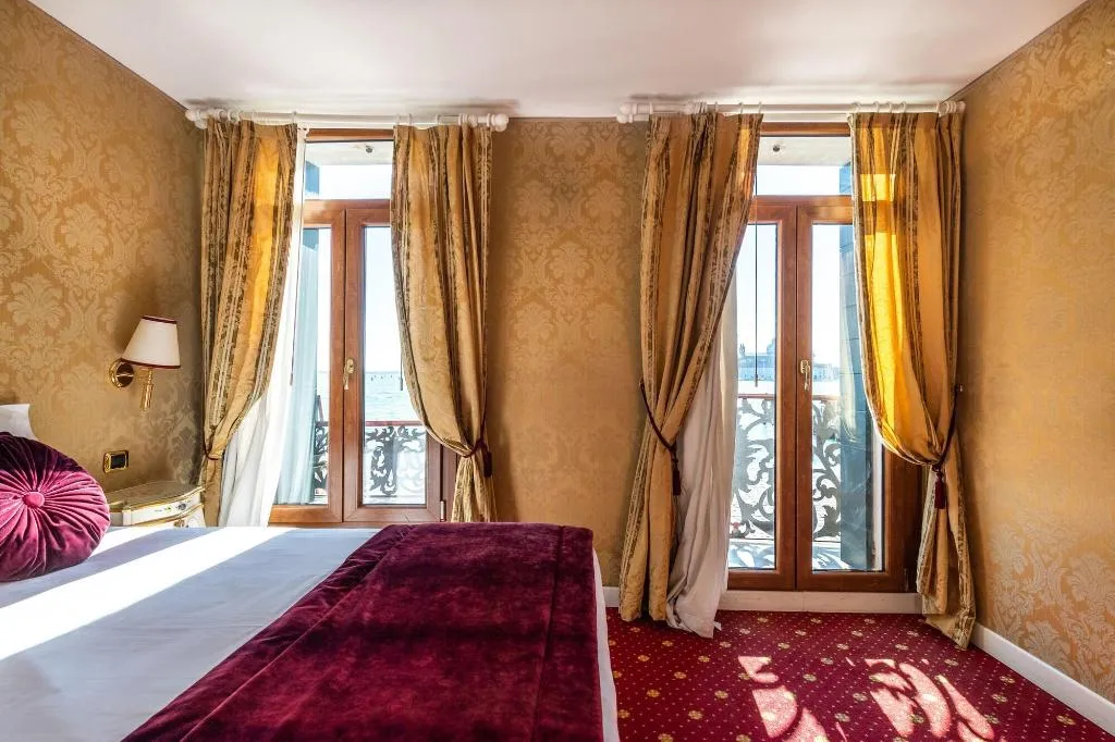 Room, A Tribute To Music, Venice