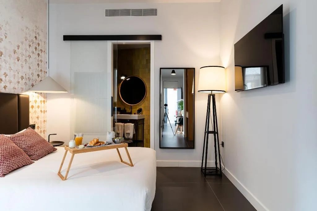 Room, Welldone Quality-Crystal Pool, Seville