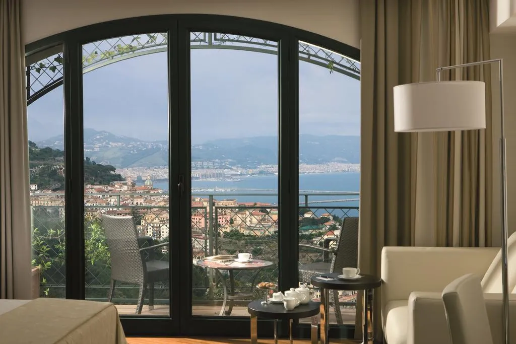 Room, Raito, Naples